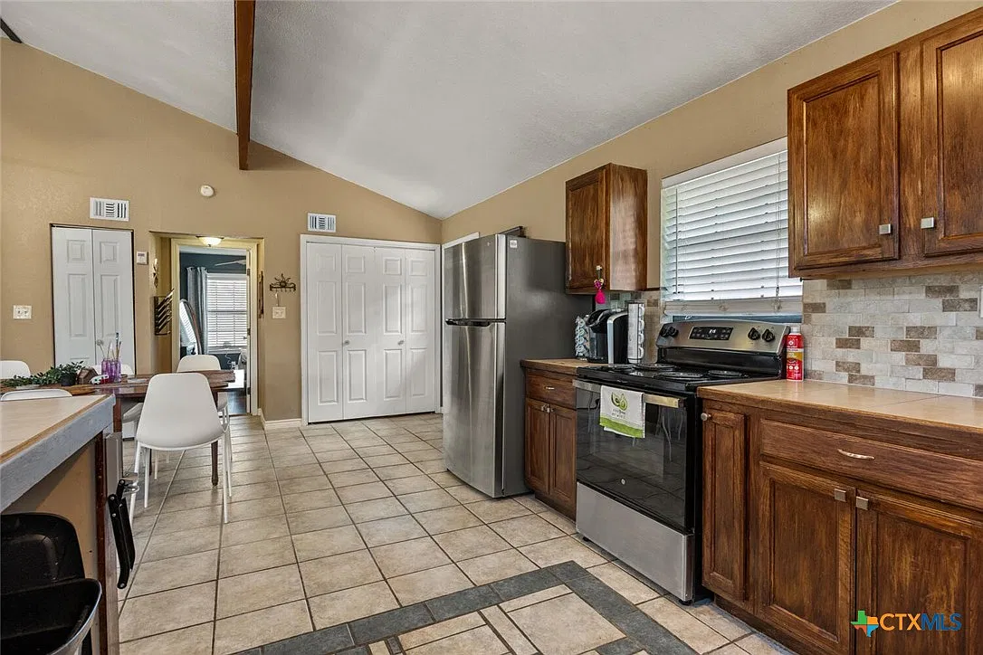 3 bed, 2.0 bath, 1800 sqft, $2,750 — Photo 3