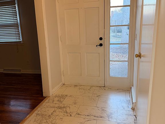 3rd image of 917 Onslow Dr
