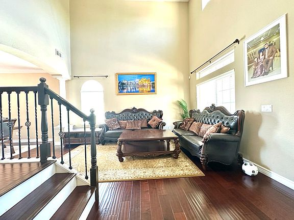 3rd image of 2259 Claremont Way