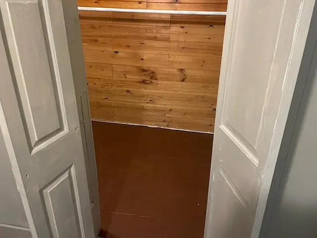 WALK IN CLOSET