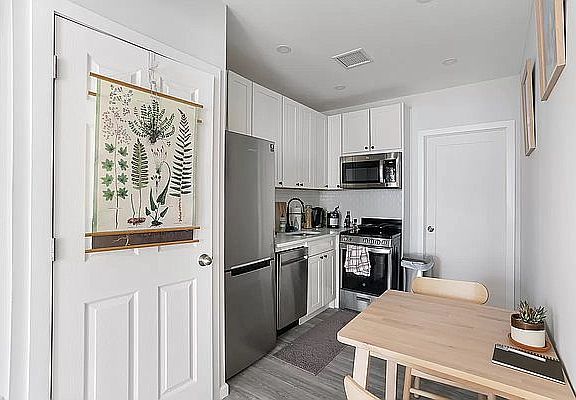 5th image of 240 E 75th St #7
