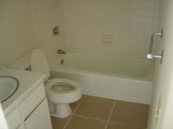 4th image of 559 Fairways Dr #B