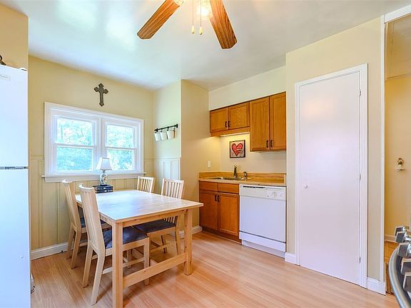4th image of 28 E Lakeside Ave