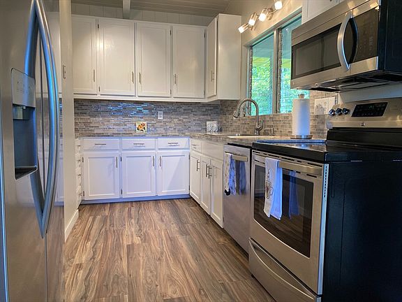 3rd image of 15-2704 Alamihi St