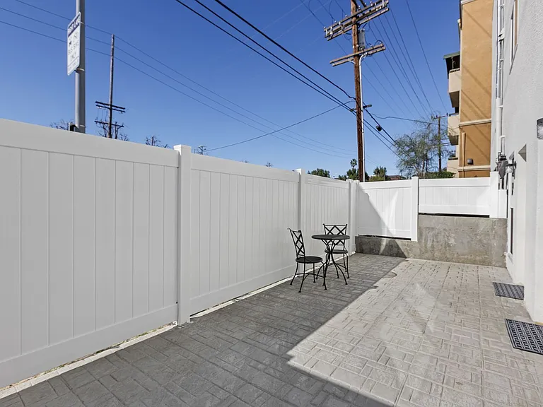 Gorgeous 2 Bed/2 bath apartment in excellent Sherman Oaks area! — Photo 13
