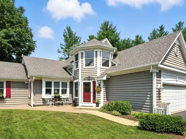 8210 Hillside Rd, Crystal Lake, IL 60012