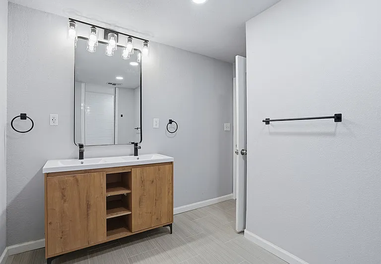 2933 S Hills Ave — Photo 22