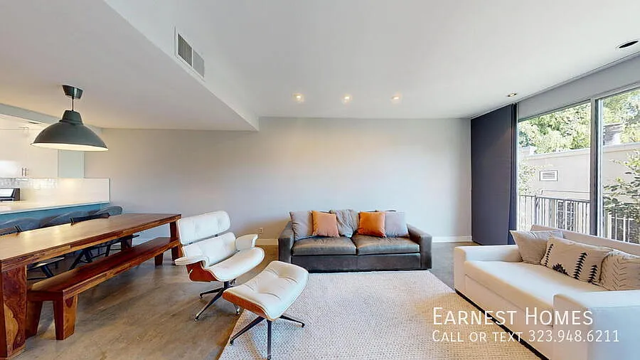 1 + 1.5 Stylish West Hollywood Condo with Private Rooftop Deck and Hollywood Hills Views! — Photo 2