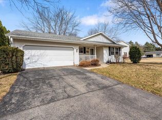 1610 Linnerud Dr, Sun Prairie, WI 53590