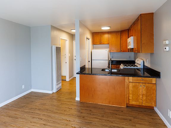 3rd image of 321 Oxford Way #37