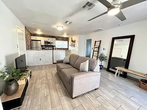 1632 E Harvard St — Photo 16