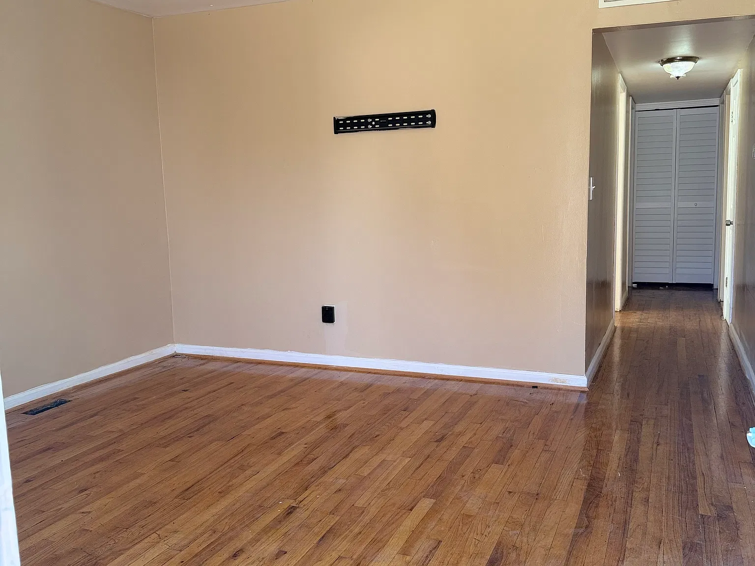 3 bed, 852 sqft, $1,500 — Photo 3