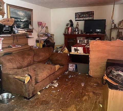 3rd image of 689 Ladue Rd