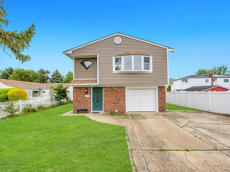 405 Massapequa Ave — Photo 1