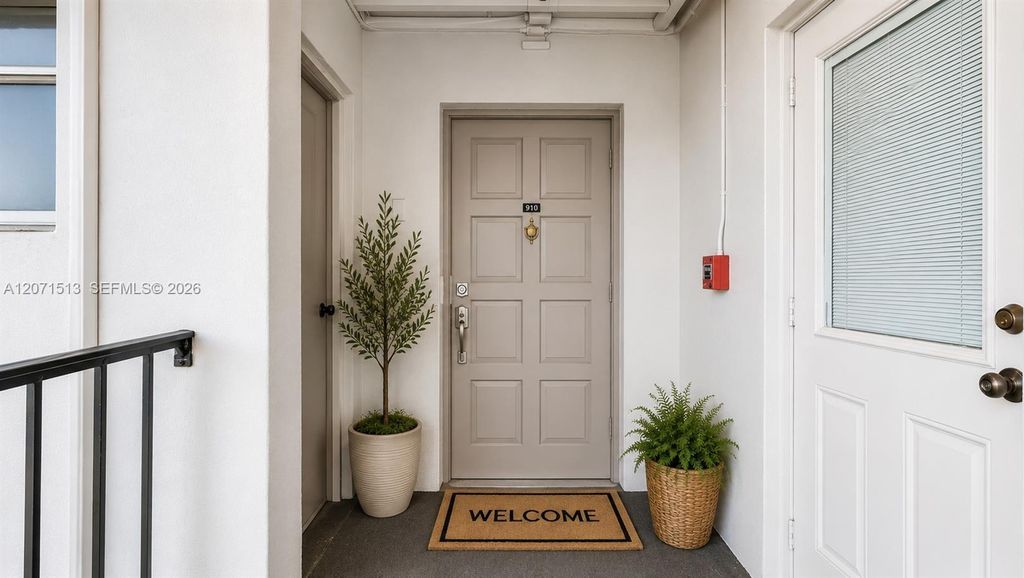3300 N Palm Aire Dr APT 910, photo 2