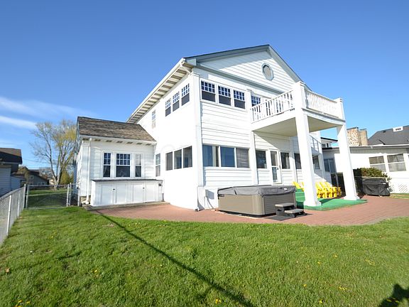 3rd image of 869 Lakeshore Dr E