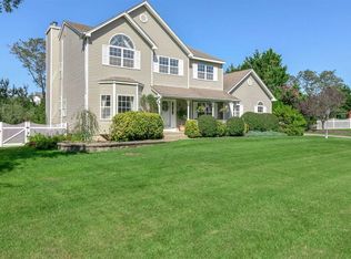 10 Shang Lee Dr, Manorville, NY 11949