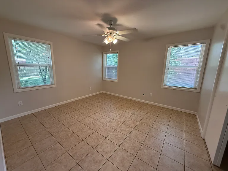 1915 Fairfax Dr — Photo 10