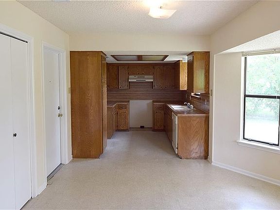 5th image of 1401 Janet Ln