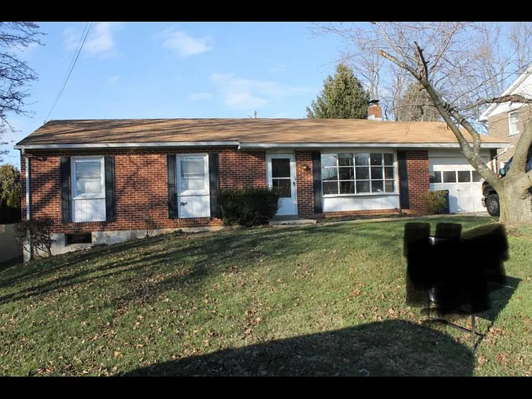 Nice yard with enclosed porch outback.