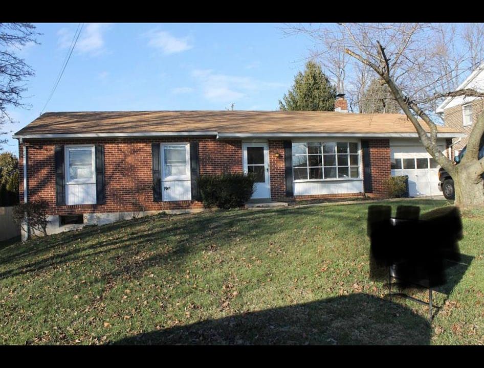 Nice yard with enclosed porch outback.
