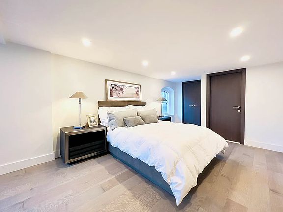 5th image of 205 E 16th St APT 4P