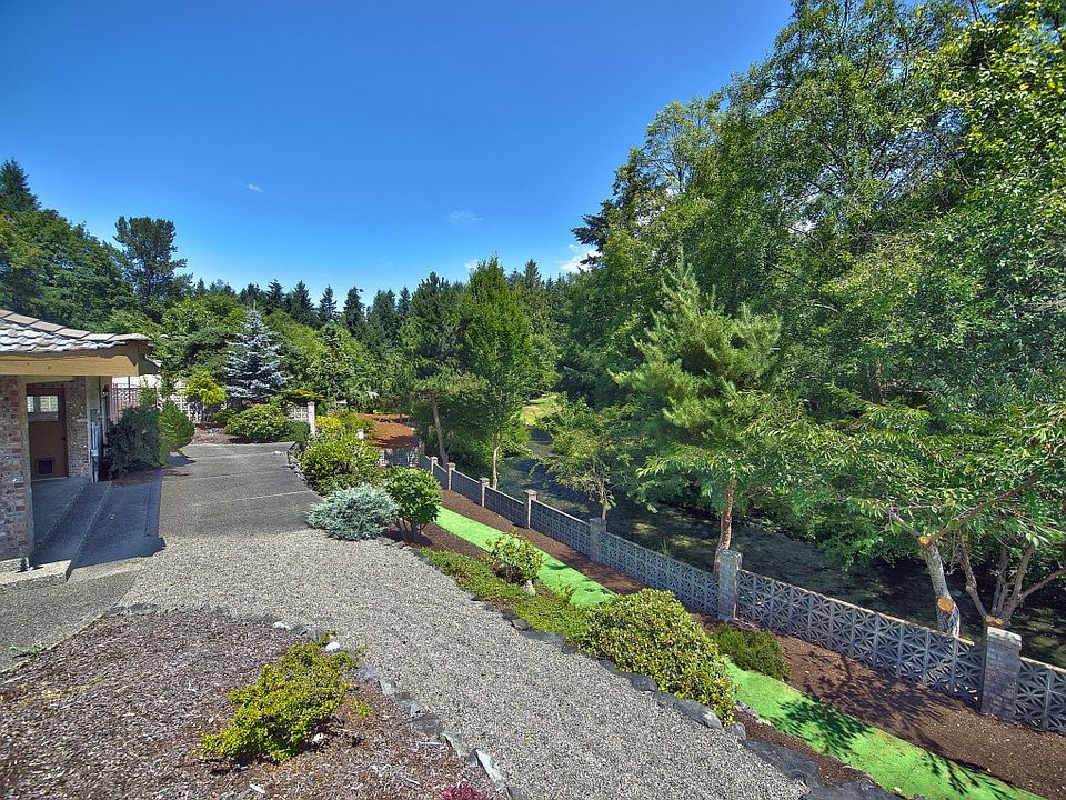 Synthetic turf walkway