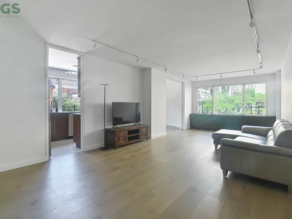 201 East 37th Street 3D image 1 of 8