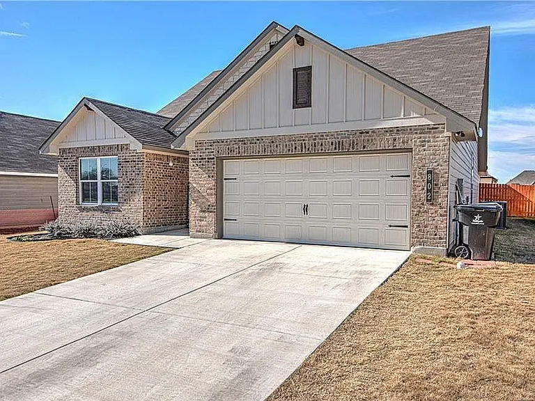 802 Fallbrook Dr — Photo 1