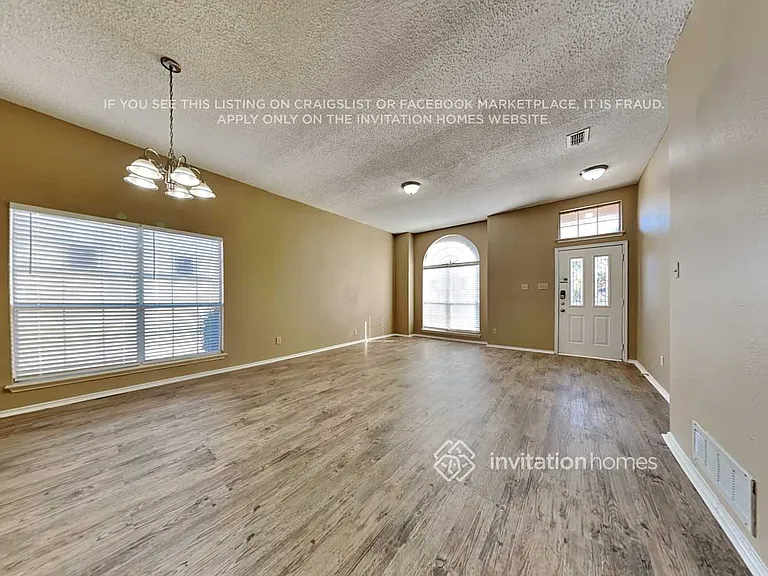 2060 Camelot Dr — Photo 3