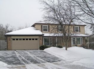 136 Pond Ridge Rd, Libertyville, IL 60048