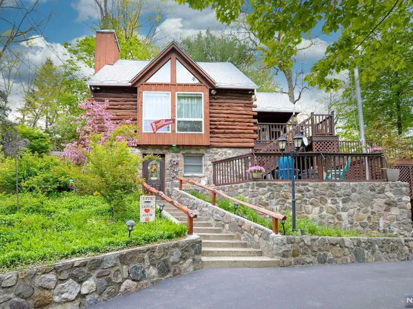 1 Kushaqua Trl W, Hewitt, NJ 07421