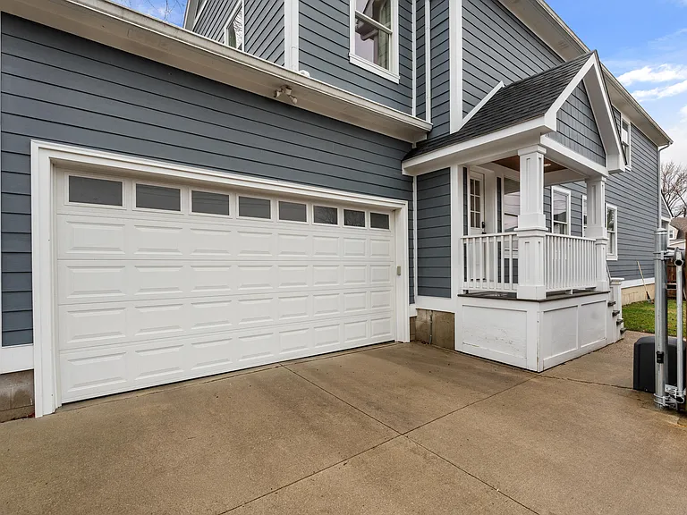 819 Irving Ave — Photo 3
