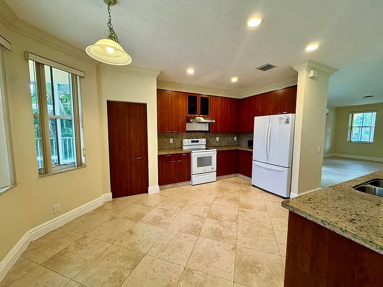 898 Tulip Cir — Photo 11