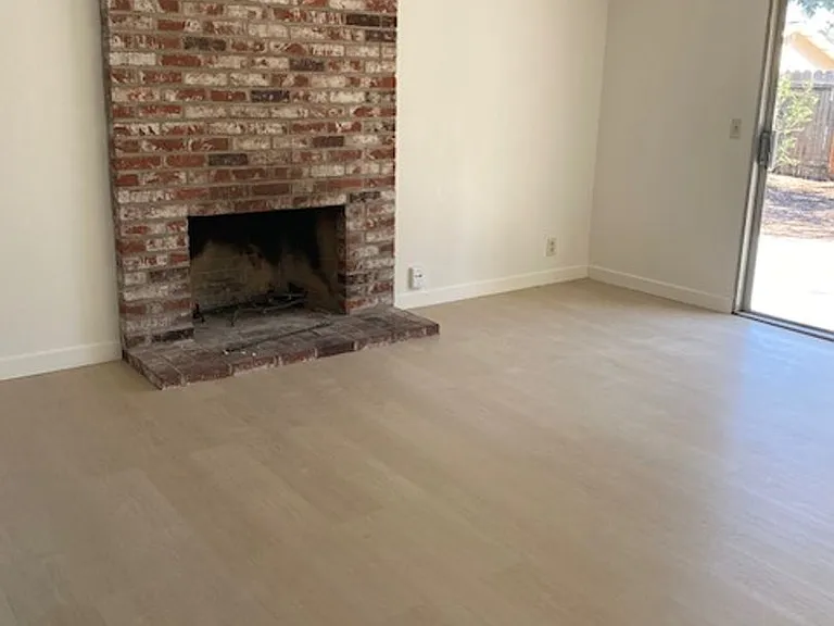 1118 Woodridge Dr — Photo 2