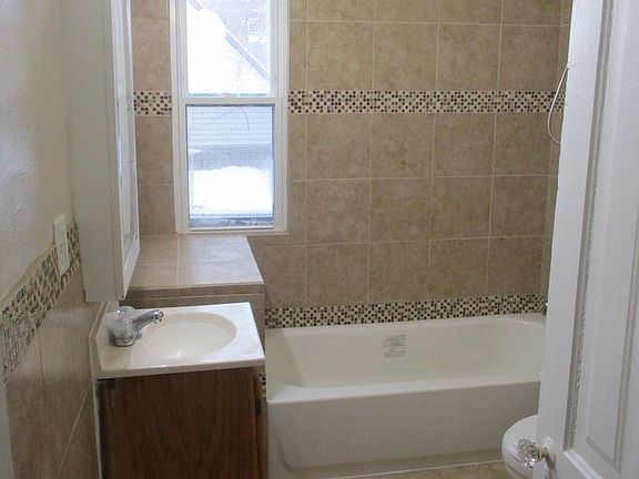 5th image of 212 Morton St E