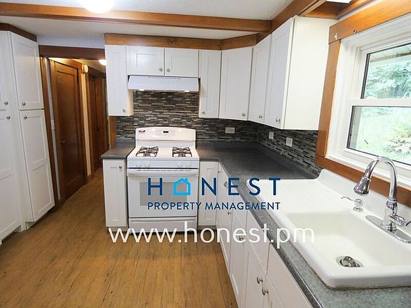 3rd image of 523 Memorial Dr