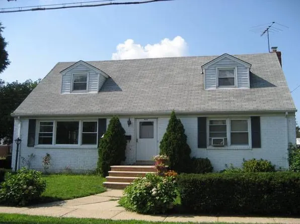 305 Whittier Ave, Floral Park, NY 11001