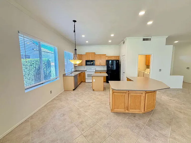 885 W Aloe Pl — Photo 4