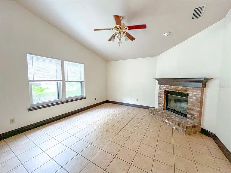 4112 NW 16th Dr — Photo 2