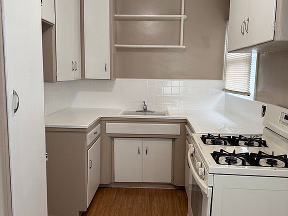 5th image of 2328 Genevieve St