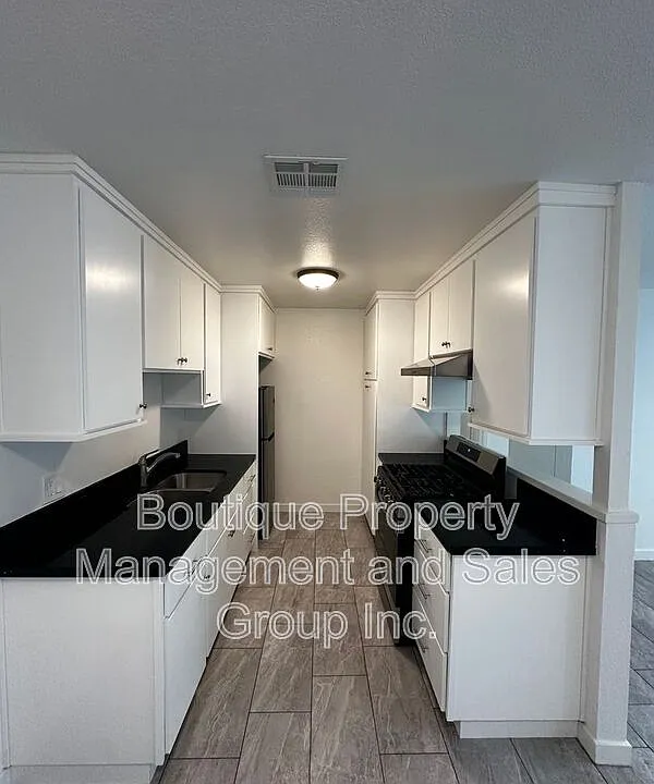 301 N Tustin Ave