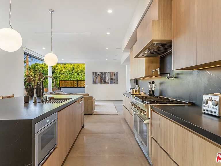 200 N Doheny Dr — Photo 53