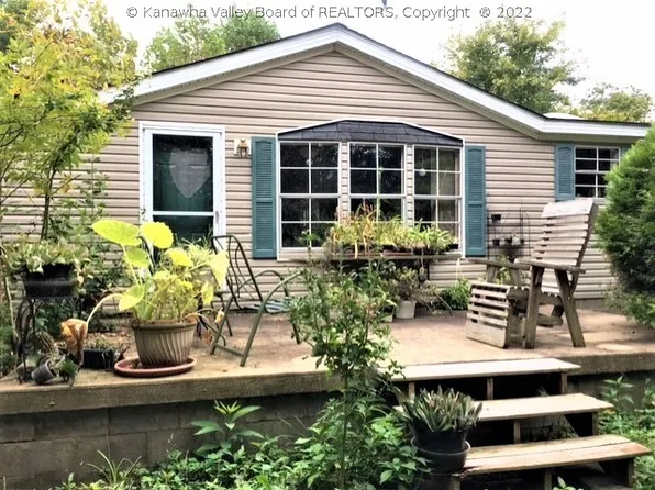 371 Smith St, Hartford, WV 25247