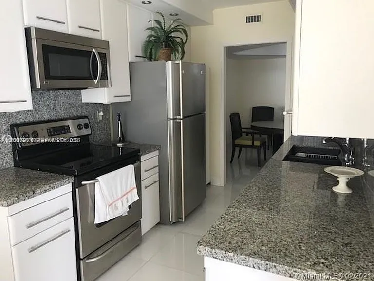 19707 Turnberry Way #23F — Photo 11