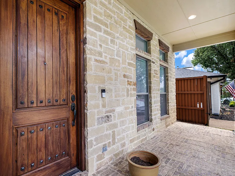 3606 S Versailles Ave — Photo 4