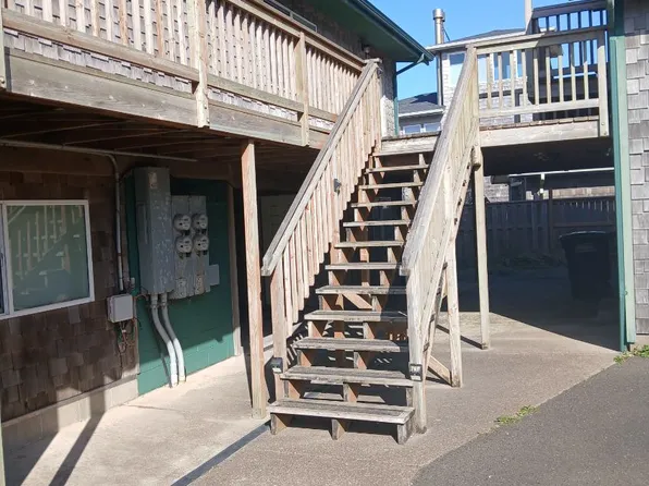 563 W 3rd St #4, Yachats, OR 97498