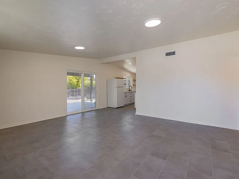 216 Barbara St — Photo 8