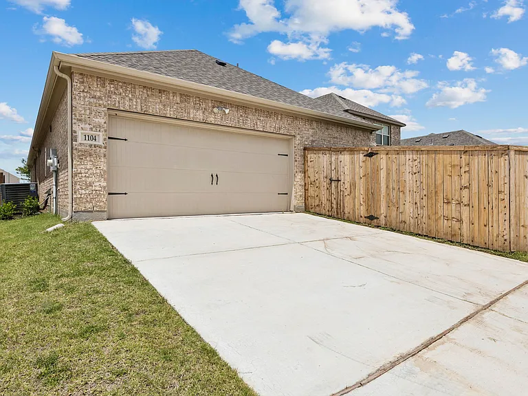 1104 Milfoil Dr — Photo 25