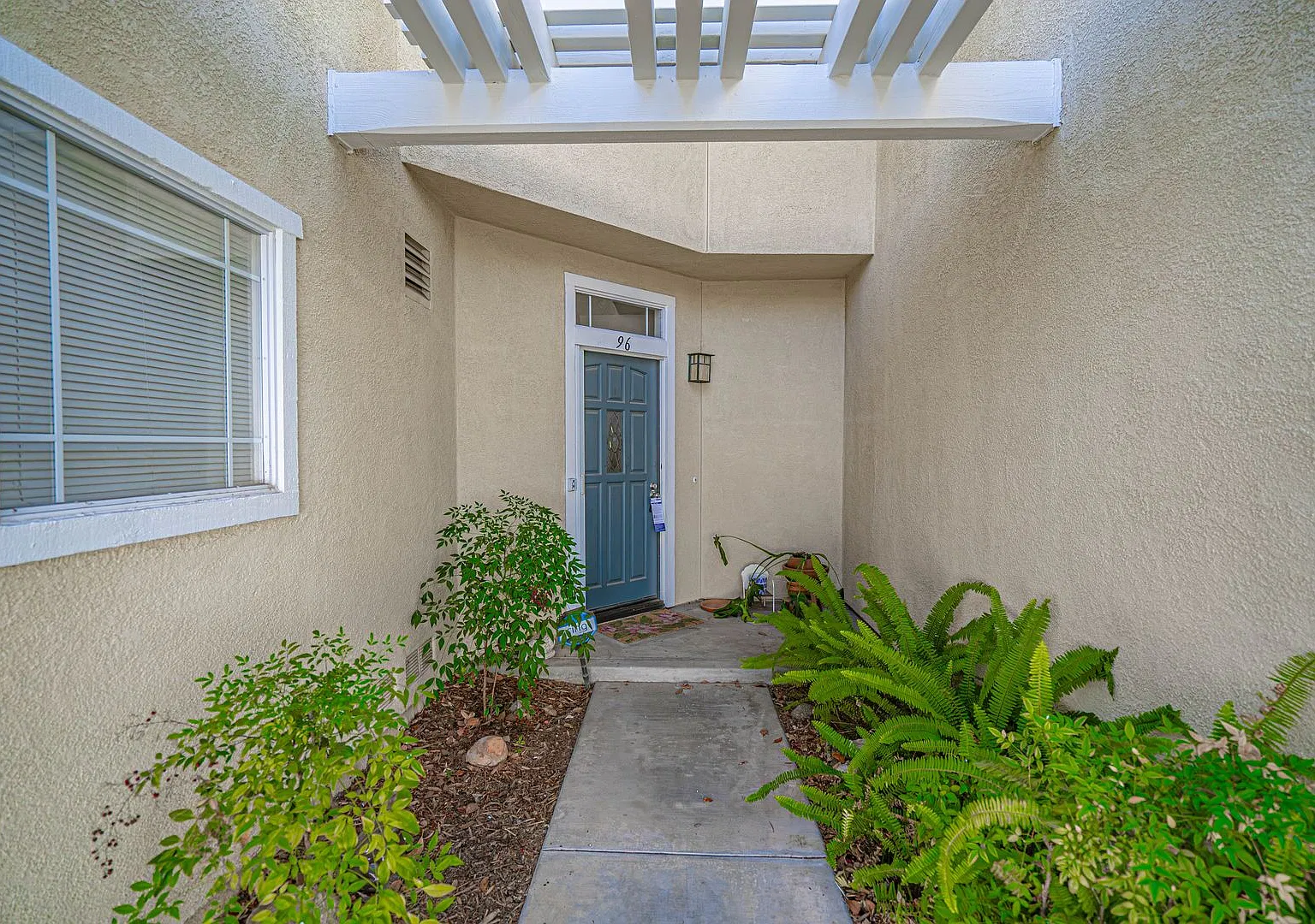 No Showings! 2 Bedroom Townhome for Rent in The Montanas! — Photo 2